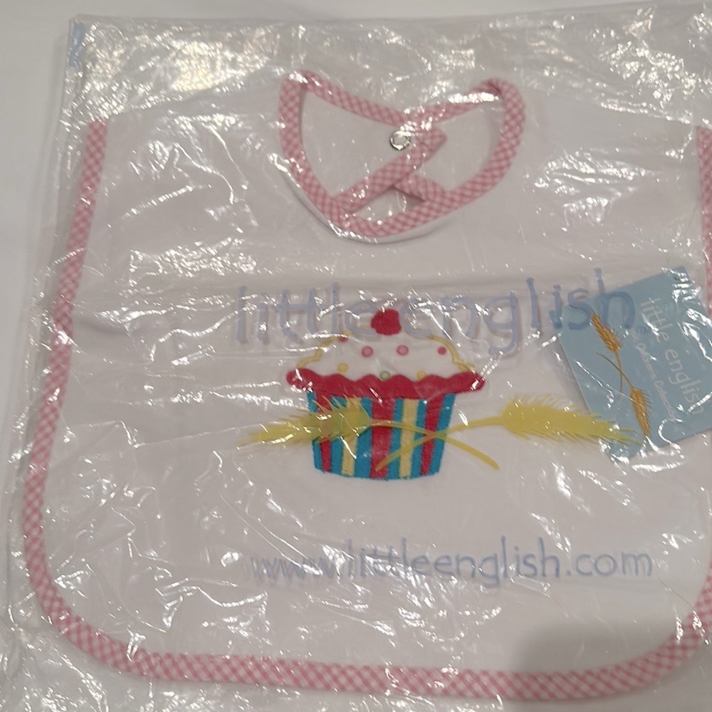 Little English Birthday Cupcake Bib